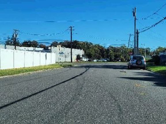 Exterior Neighborhood (street photo)