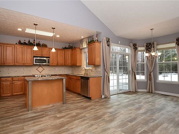 5th image of 575 Bay Hill Dr