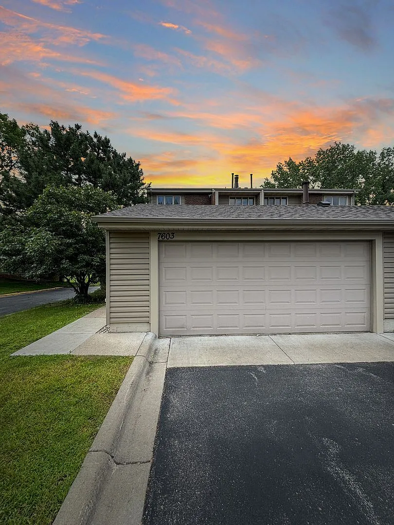 3 bed, 4.0 bath, 2405 sqft, $2,445 — Photo 2