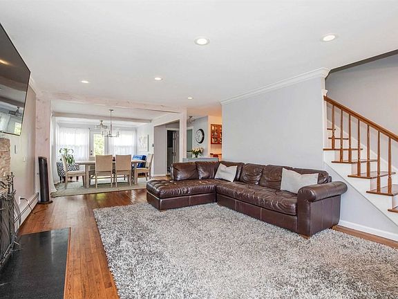 4th image of 466 Canterburry St