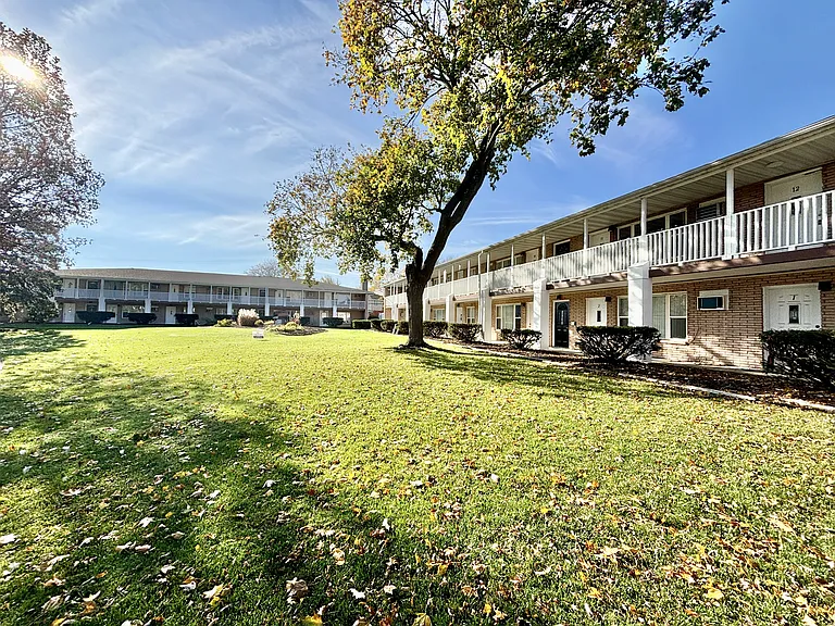 Town's Edge Apartments — Photo 10