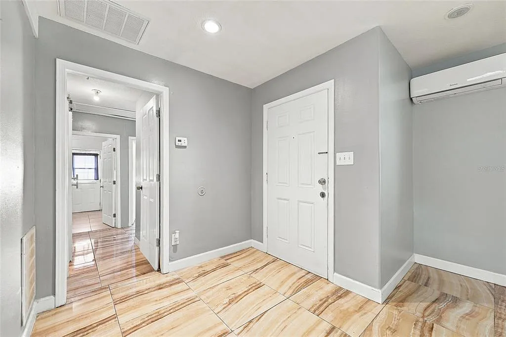 5 bed, 3.0 bath, 2300 sqft, $3,200 — Photo 4