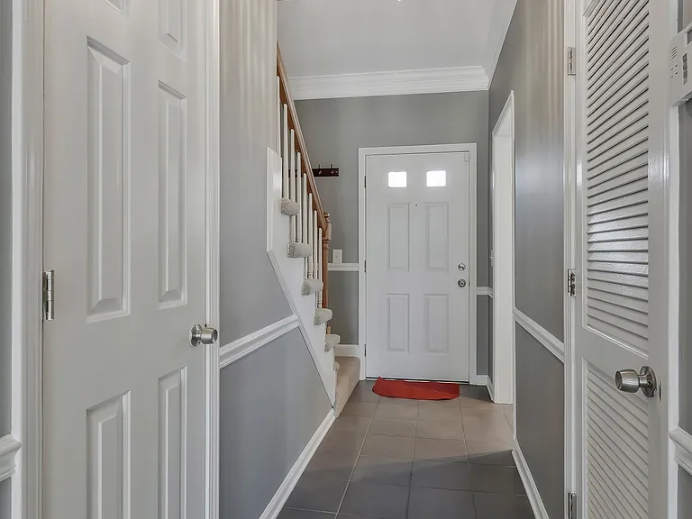1005 Glendale Ln — Photo 5