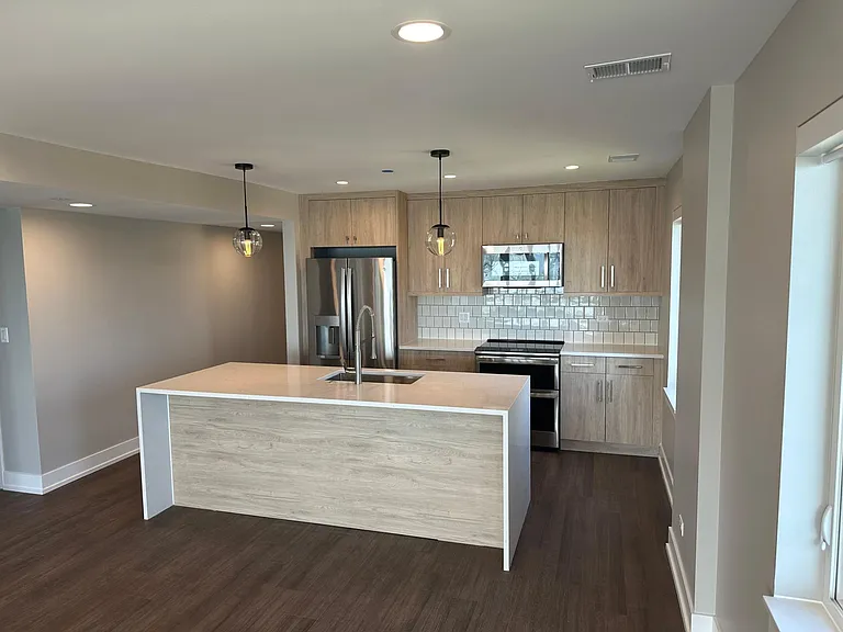 550 Sheridan Square — Photo 24