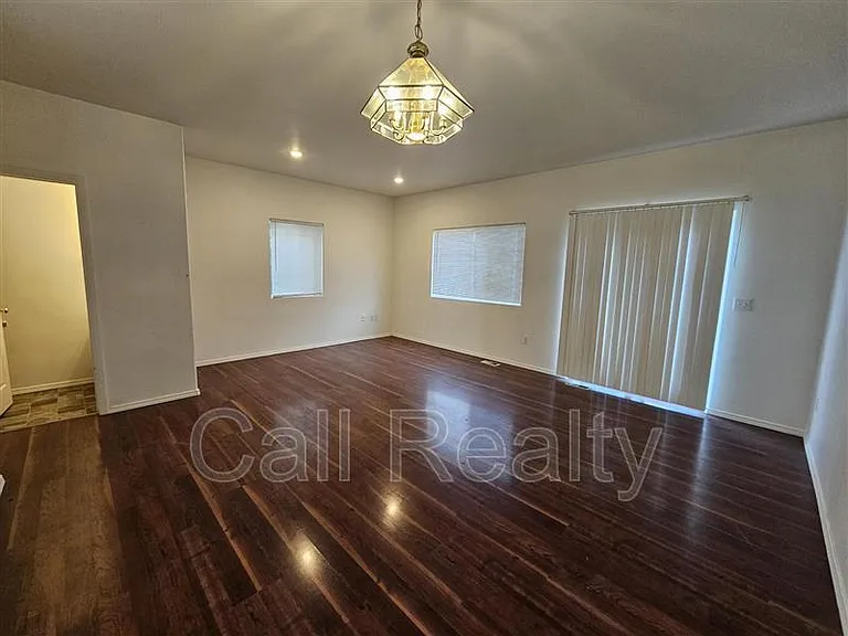 2523 E Desmet Ave — Photo 2
