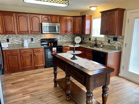 4th image of 201 Primrose Cir
