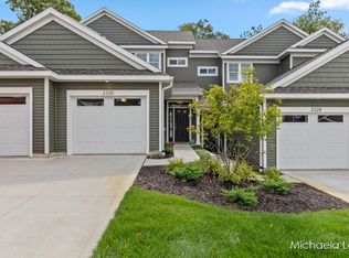 2330 Watertown Way NE, Grand Rapids, MI 49505