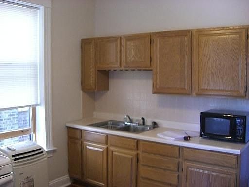 3rd image of 1142 W Oakdale Ave #2