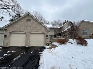 4465 Golf View Dr, Brighton, MI