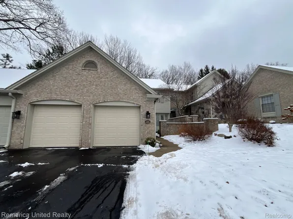 4465 Golf View Dr, Brighton, MI 48116