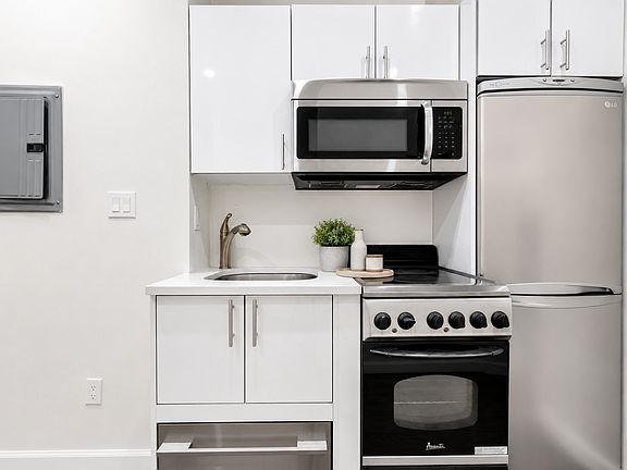 4th image of 250 Broome St APT 1