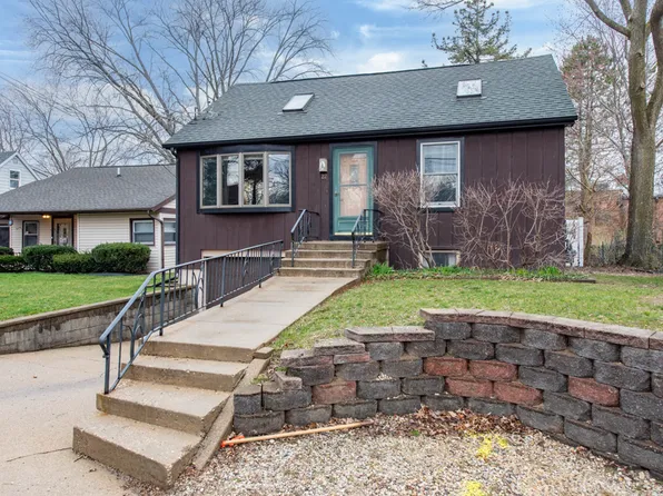 22 S Holly Ave, Fox Lake, IL 60020