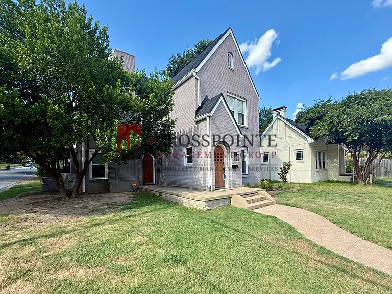 831 W Houston St — Photo 2