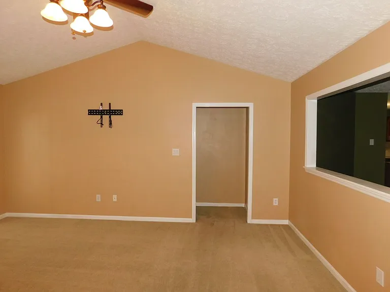 302 Jacqueline Dr — Photo 3