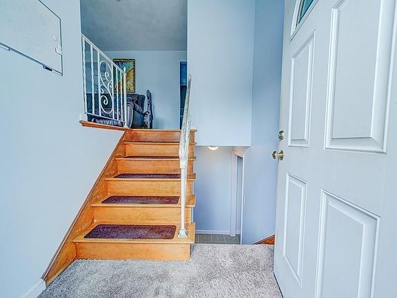 4th image of 19 Susan Ave
