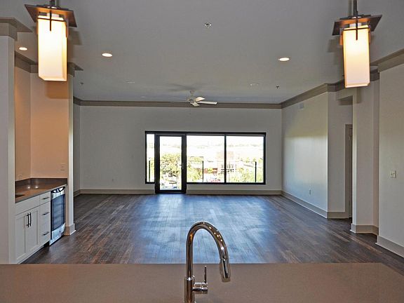 3rd image of 320 N Carrollton Ave #303