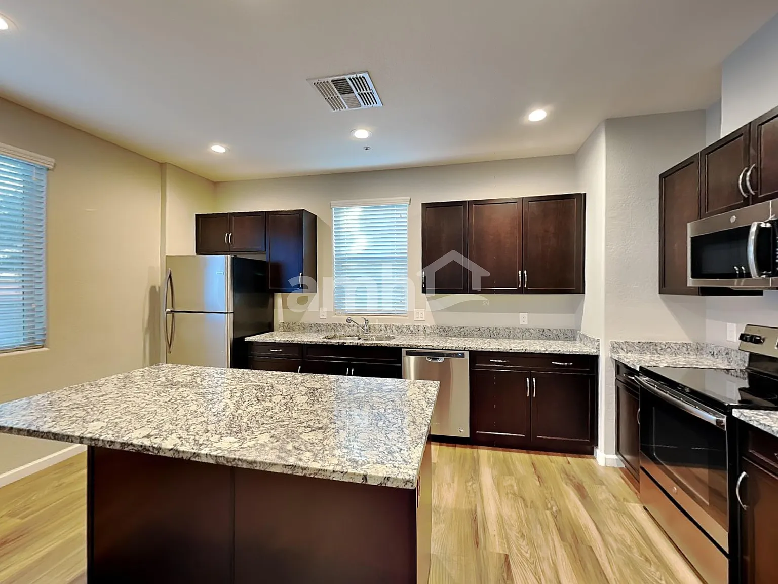 4 bed, 3.0 bath, 2470 sqft, $2,260 — Photo 4
