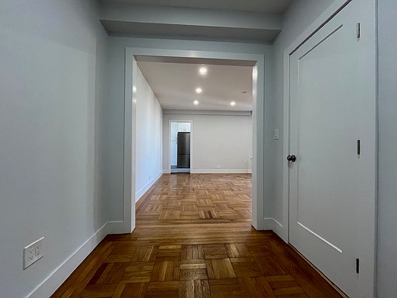 3rd image of 910 W End Ave APT 15C