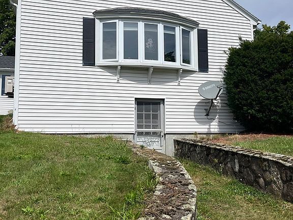 3rd image of 18 Crown St