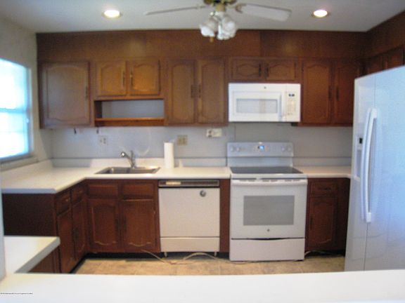 2nd image of 27B Gramercy Ln #B