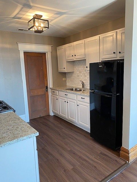 granite counter tops and marble backsplash