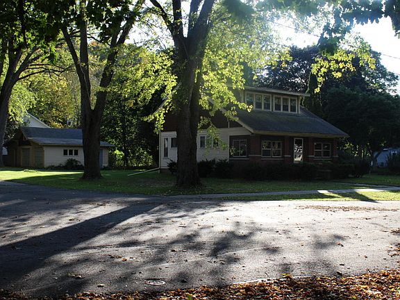 3rd image of 172 E Wood St