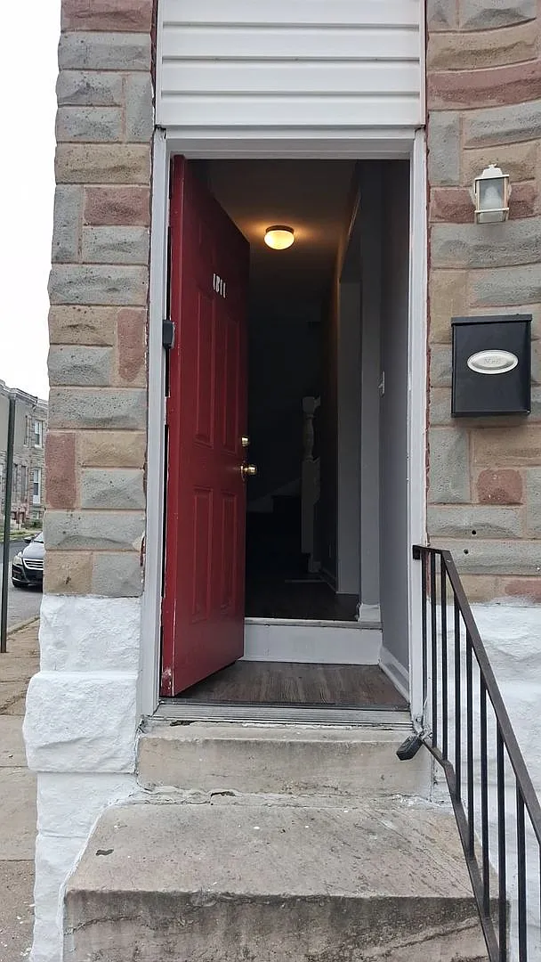 Three Bedroom One Bathroom Ready For ASAP Move In — Photo 1