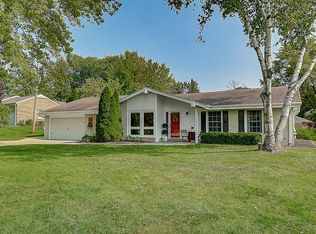 1370 S Bobolink Dr, Brookfield, WI 53005