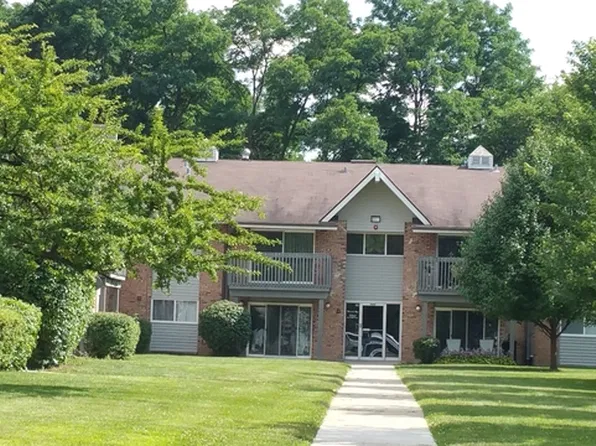 16W611 Mockingbird Ln APT 108, Willowbrook, IL 60527