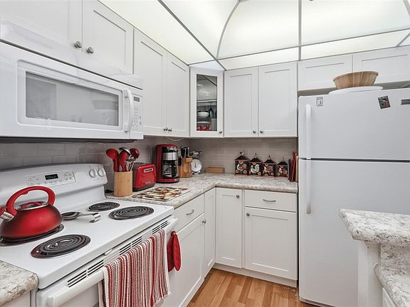 3rd image of 120 HIBISCUS WOODS COURT #9B