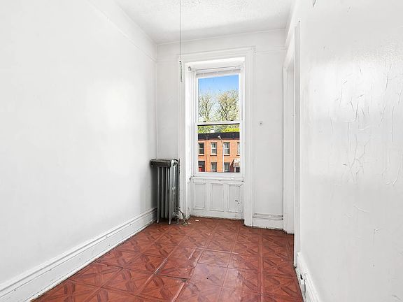 3rd image of 248 Putnam Ave