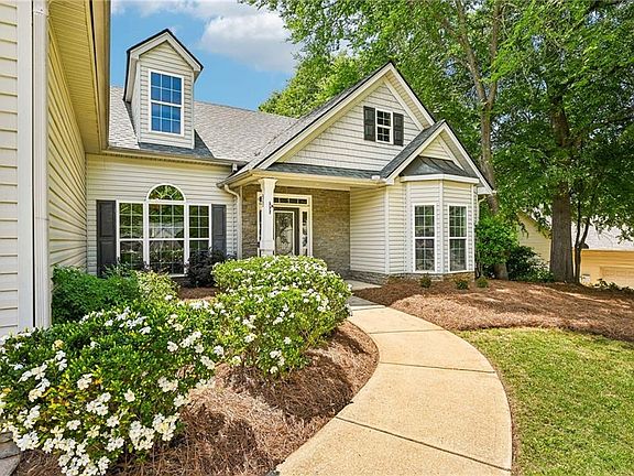 3rd image of 399 Laurel Oaks Ln