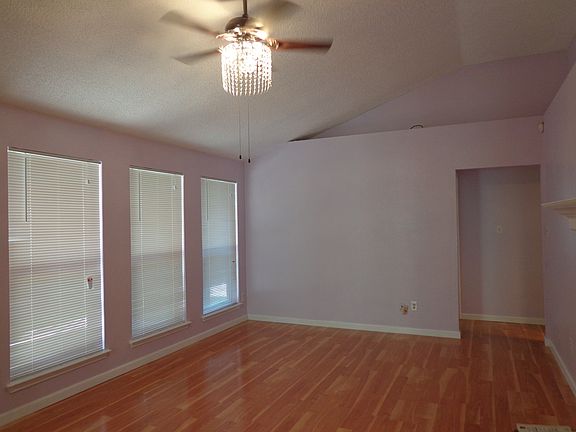 4th image of 329 Moss Hill Dr