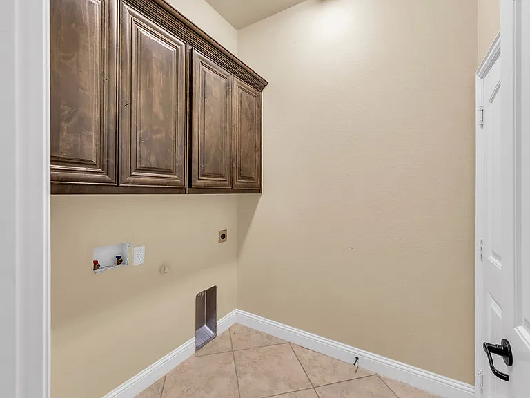 1721 Medina Ln — Photo 21