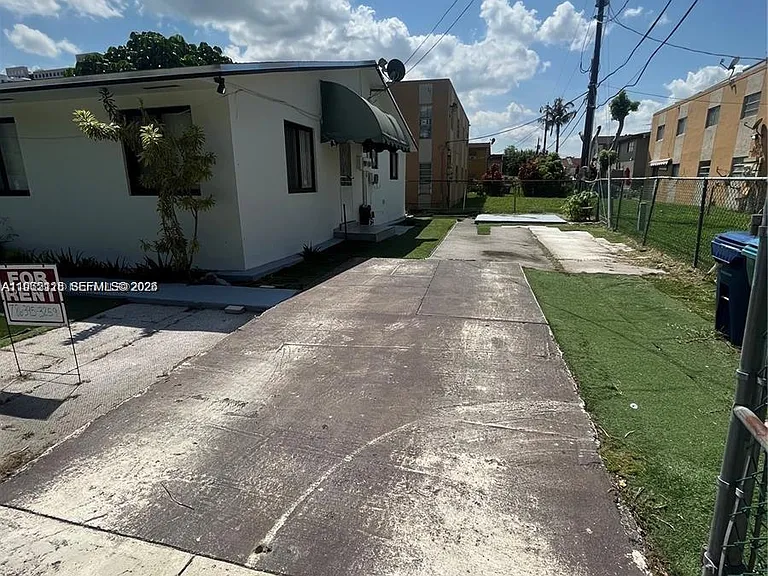 SW 5th St — Photo 15