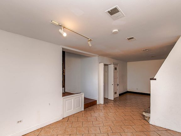 5th image of 1015 W Wolfram St #1015