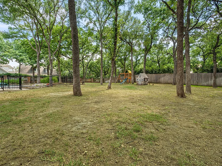 1004 Chimney Hill Trl — Photo 35