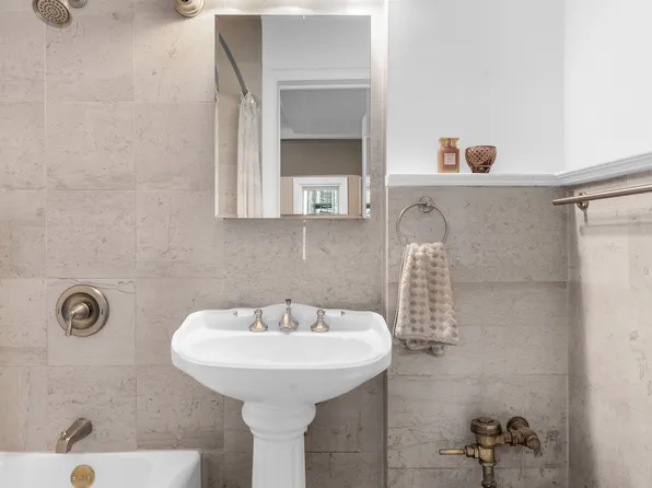 25 West 64th Street 2E image 3 of 4