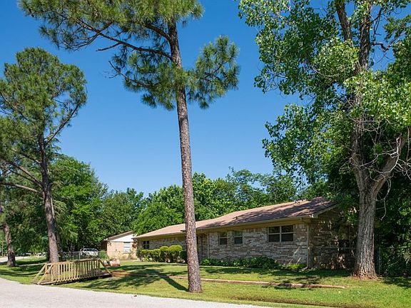 3rd image of 427 Oakwood Cir