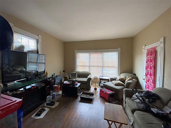 3rd image of 130 W Hendricks St