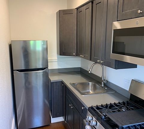 5th image of 619 E 10th St APT 6