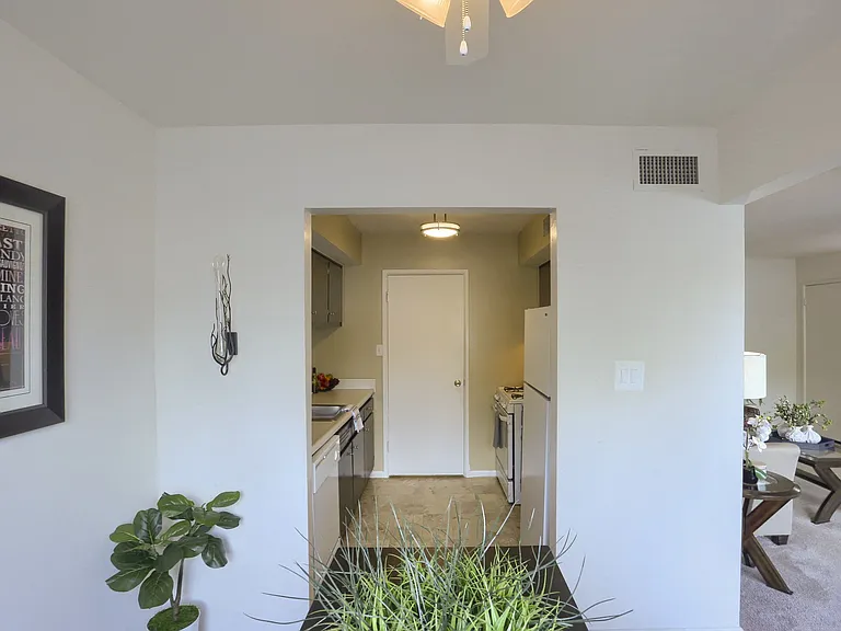 Twin Lakes Apartments — Photo 24