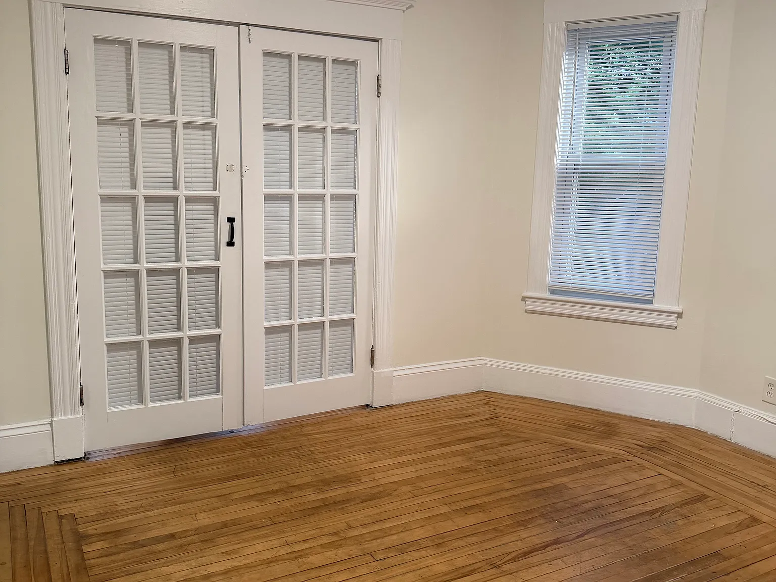 677 Westford St — Photo 4