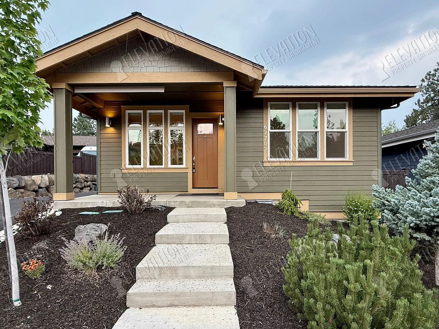 Gorgeous 3 BR craftsman close to NWX and Shevlin Park — Photo 1