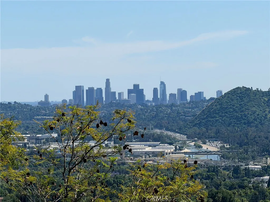 3 bed, 2204 sqft, $7,850 — Photo 3