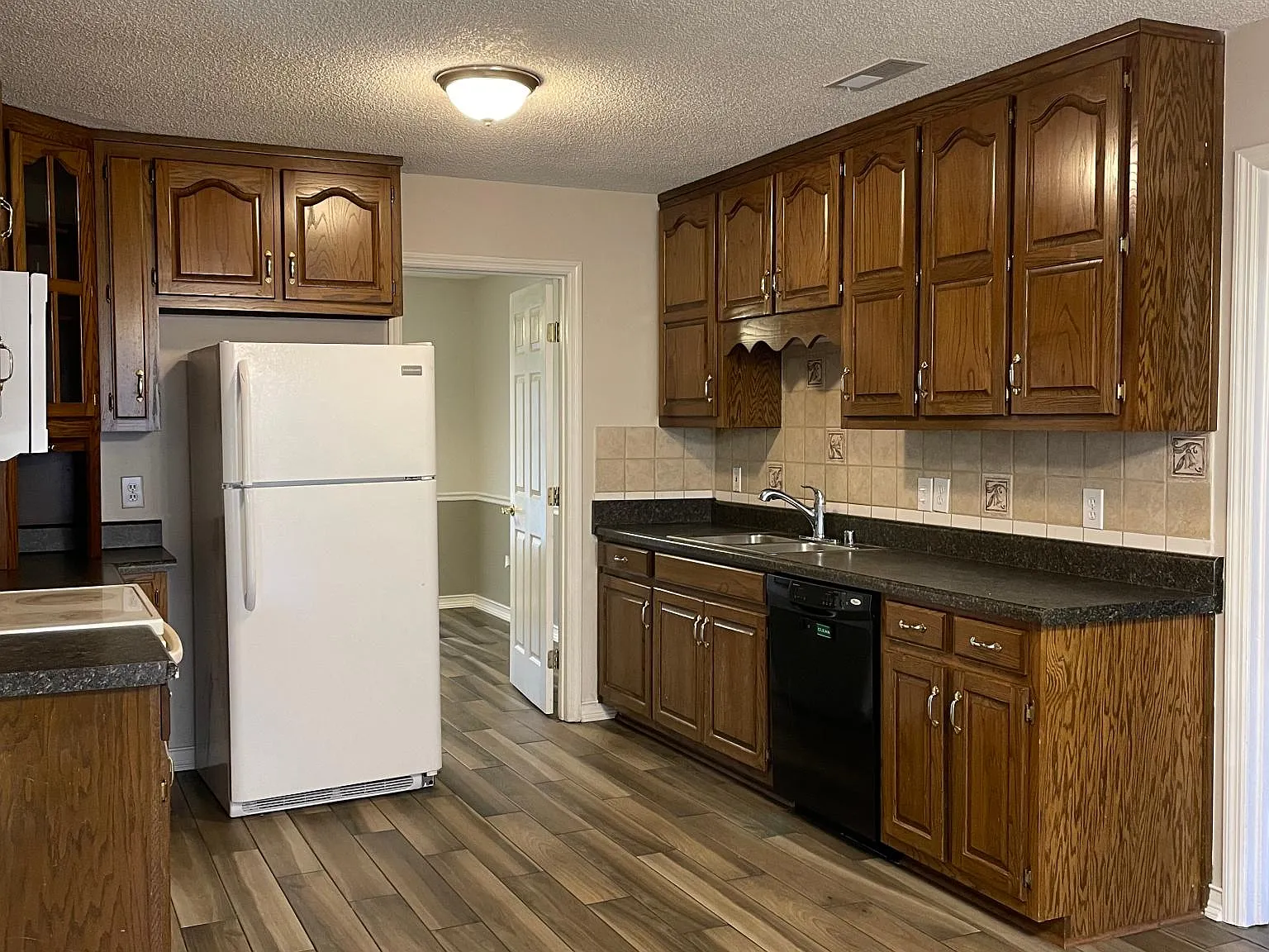 3 bed, 1972 sqft, $1,875 — Photo 3