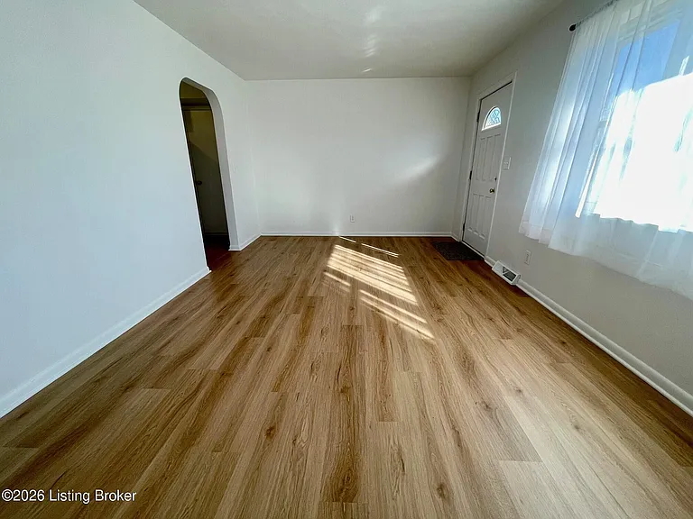 631 Parkwood Dr — Photo 2