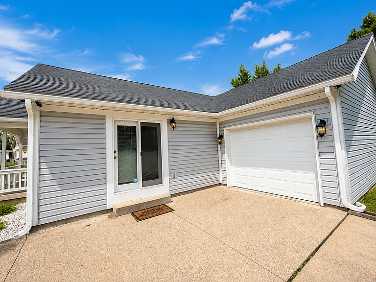 4210 Hillside Dr — Photo 6