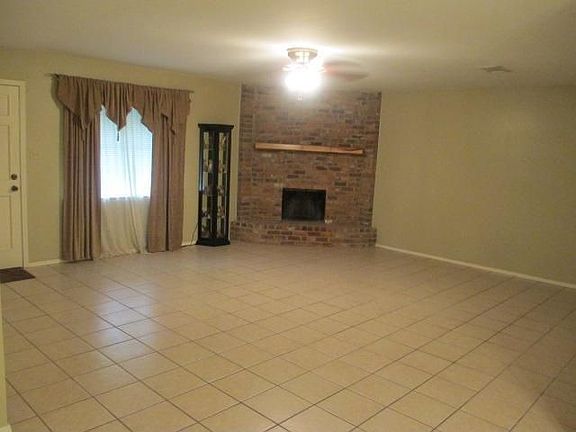 5th image of 300 Whiteoak Dr