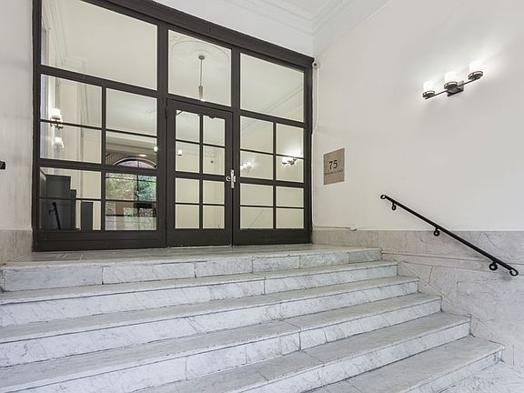 3rd image of 75 Saint Nicholas Pl APT 4A
